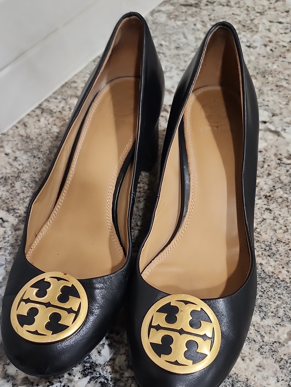 Tory Burch Black Leather Round-Toe Heels with Gold Logo Medallion SIze 9